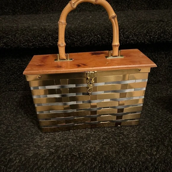 Elegant Gold and Tan Woven Handbag - Picture 3 of 6